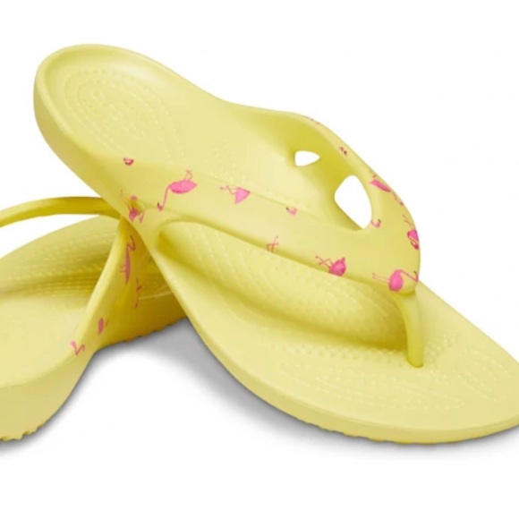 Women’s Yellow Crocs w/Pink FLAMINGOS Print Flip Flops Sandals Kadee II - Picture 1 of 8